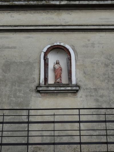 Figurka Pana Jezusa w niszy w elewacji frontalnej domu zwanego "Belwederem" oraz "kamienicą Micalik&oacute;w" przy ul. Pogwizdowskiej 184. Materiały Biura Miejskiego Konserwatora Zabytk&oacute;w UM Rzeszowa